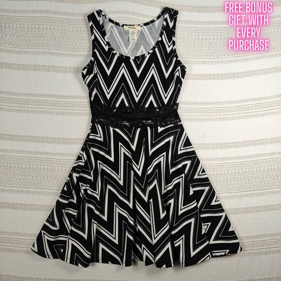Wild Daisy Black White Chevron Mini Dress Lace Waist Cut Out Juniors S - Picture 1 of 8